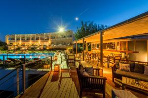 taras z leżakami, basen i budynek w obiekcie Niforeika Beach Hotel w mieście Niforeika +37 zdjęć