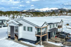 uma vista aérea de uma casa na neve em Perfect Peak, Unit 2B em Fraser