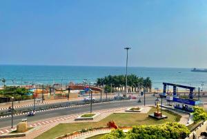 维沙卡帕特南Ocean’s Edge的享有街道和大海的景色