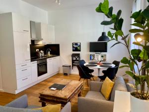uma sala de estar com um sofá e uma mesa em Boennium Apartments em Liubliana