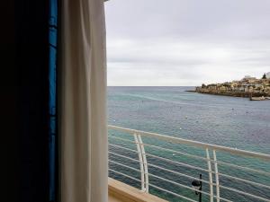 Pemandangan umum laut atau pemandangan laut yang diambil dari apartemen