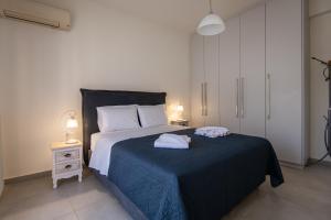 um quarto com uma cama com duas toalhas em Karlovasi Comfy Retreat em Ríva