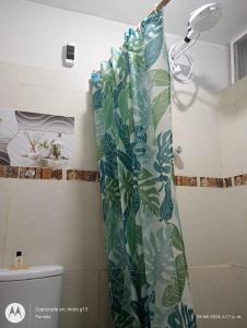 y baño con ducha y cortina de ducha. en Hospedaje Los Balcones Jumbilla Bongará Amazonas, 