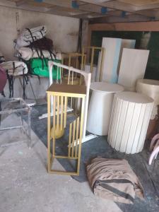 - un groupe de chaises et d'autres meubles dans une pièce dans l'établissement SRI ROYAL Castle, à Negombo