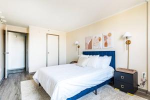 1 dormitorio con 1 cama grande y cabecero azul en Hartford Haven City Center Buhsnell Park Laundry en Hartford