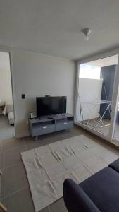 Et tv og/eller underholdning på Acogedor depto. centro La Serena