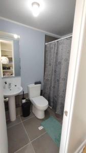 Et badeværelse på Acogedor depto. centro La Serena