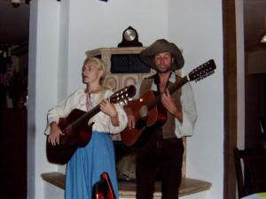 un hombre y una mujer tocando guitarras en una habitación en Ferienwohnung Herfurth, en Meiningen