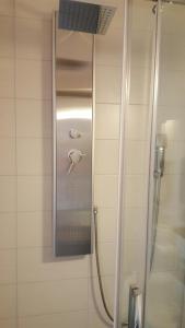 eine Dusche mit Glastür im Bad in der Unterkunft Hotel Bergische Schweiz in Velbert