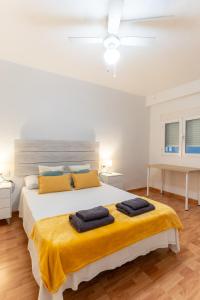 1 dormitorio con 1 cama grande y 2 toallas. en Trendy Homes Catedral, en Almería