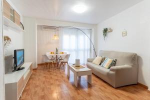 sala de estar con sofá y mesa en Trendy Homes Catedral, en Almería