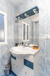 a bathroom with a sink and a mirror at Trendy Homes Catedral in Almería