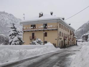 ein Gebäude auf einer schneebedeckten Straße in der Unterkunft Hotel Col Du Mont in Arvier