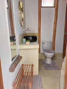 y baño con lavabo y aseo. en Casita Privada Máncora - Playa & Piscina en Máncora