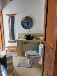 een badkamer met een toilet en een wastafel bij Casita Privada Máncora - Playa & Piscina in Máncora