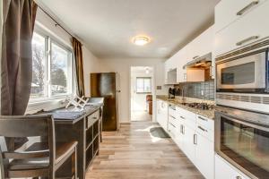 een keuken met witte kasten en een zwart aanrecht bij Sheridan Vacation Rental Home with Patio and Gas Grill in Sheridan