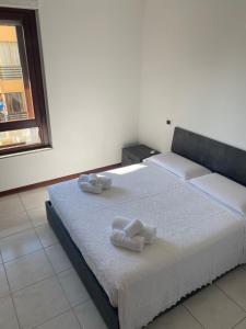 ein Schlafzimmer mit einem Bett mit zwei Handtüchern darauf in der Unterkunft Poetto Beach in Cagliari