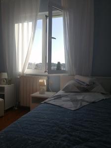 マリ・ロシニにあるFiorettaのベッドルーム1室(ベッド1台、景色を望む窓付)