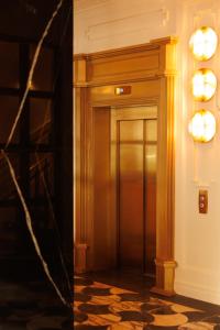 都柏林的住宿－The Leinster，走廊上的门和墙上的灯