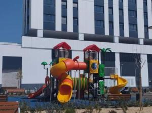 plac zabaw przed budynkiem w obiekcie Apartamento PREMIUM La Biznaga w Maladze