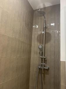 uma casa de banho com uma cabeça de chuveiro em 2Room Cozy Apartment Center Caparica em Costa da Caparica