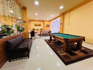 a room with a pool table and a couch at HGA-Perla-Spa in La Paz