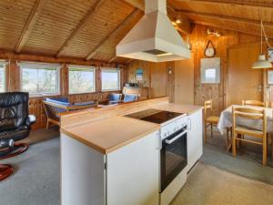 een keuken met een kookplaat in de kamer bij Holiday Home Hunlef - 1-7km from the sea in Western Jutland by Interhome in Bolilmark