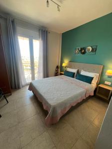 una camera da letto con un grande letto con pareti blu di Sofia & Lakis House a Ormos Panagias