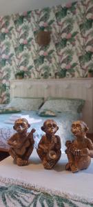 drie beeldjes beren op een bed bij Casa Vacanza Nonno Gigi in Mandello del Lario