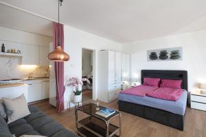 - un salon avec un lit et un canapé dans l'établissement VISTA LAGO casa Hulya, à Orselina