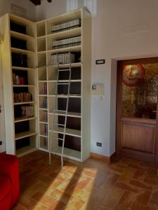 Zimmer mit Bücherregal und Büchern in der Unterkunft GG Apartments Assisi in Assisi