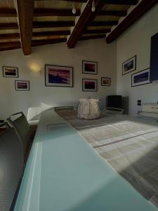 ein Wohnzimmer mit einem Bett und einem Sofa in der Unterkunft GG Apartments Assisi in Assisi