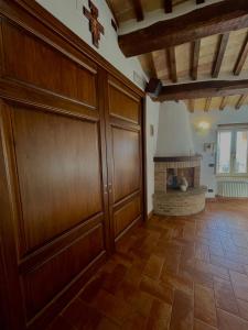 Großes Zimmer mit Holztüren und Kamin in der Unterkunft GG Apartments Assisi in Assisi