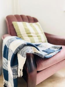 una manta sentada en el asiento de un sofá en Scandinavian Apartment Hotel- Torsted 1 - 2 room apartment, en Horsens