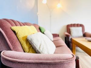 kanapę z poduszkami i stołem w obiekcie Scandinavian Apartment Hotel- Torsted 1 - 2 room apartment w mieście Horsens