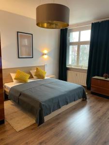 Ένα ή περισσότερα κρεβάτια σε δωμάτιο στο Apartament Koszary
