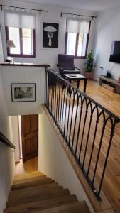 uma escada numa casa com uma sala de estar em Apartment Capo D'Istria em Koper