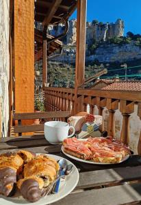 una mesa con dos platos de comida en la parte superior en La Milana, Orbaneja del Castillo, en Orbaneja del Castillo