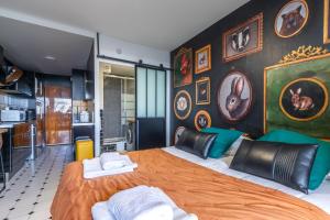 Voodi või voodid majutusasutuse Le Studio Enchanté - Vue Magique de Montrichard toas