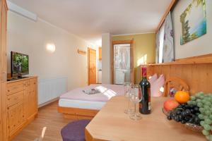 una stanza con un tavolo con bicchieri da vino di Erlebnis-Hotel-Appartements a Latschach ober dem Faakersee