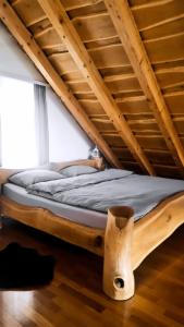 Una cama hecha de un tronco en una habitación en EDEN, en Koprivnica