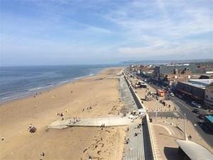 Una playa con un montón de gente en ella en Sandringham House, en Redcar