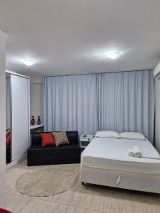 1 dormitorio con 1 cama y 1 sofá en FLAT BOA VIAGEM PRÓXIMO A PRAIA, en Recife