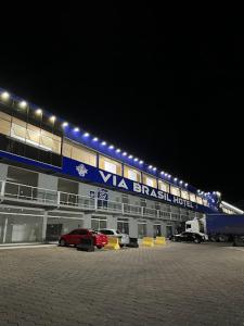 un parcheggio di fronte a un edificio con luci di Via Brasil Hotel a São Luís