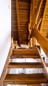 una escalera de madera en una casa con techos de madera en EDEN, en Koprivnica