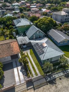 eine Aussicht auf ein Haus mit Sonnenkollektoren auf dem Dach in der Unterkunft Pousada Residência Nativa in Pinheira