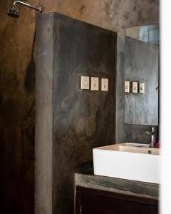y baño con lavabo y espejo. en Gili Ocean Club - ADULTS ONLY, en Gili Trawangan