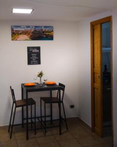 mały stół i krzesła w pokoju w obiekcie MANZONI 10 APARTAMENT w mieście Bari