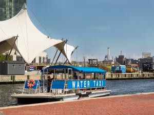 Pier 5 Hotel Baltimore في بالتيمور: قارب يرسي على الماء في مدينة