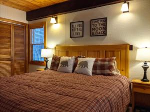ラッドローにあるThe "Okemo House" at Trailsideのベッドルーム1室(ベッド1台、プライド製のベッドカバー、ランプ2つ付) +42枚の写真